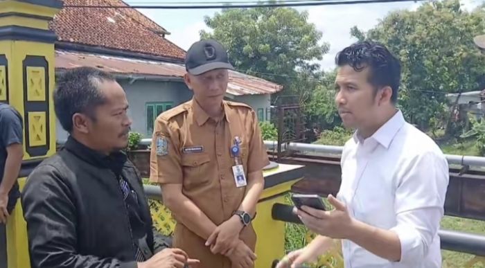 Tinjau Sungai Penyebab Banjir di Pamekasan, Wagub Jatim Minta Warga Jangan Buang Sampah Sembarangan Tinjau Sungai Penyebab Banjir di Pamekasan, Wagub Jatim Minta Warga Jangan Buang Sampah Sembarangan