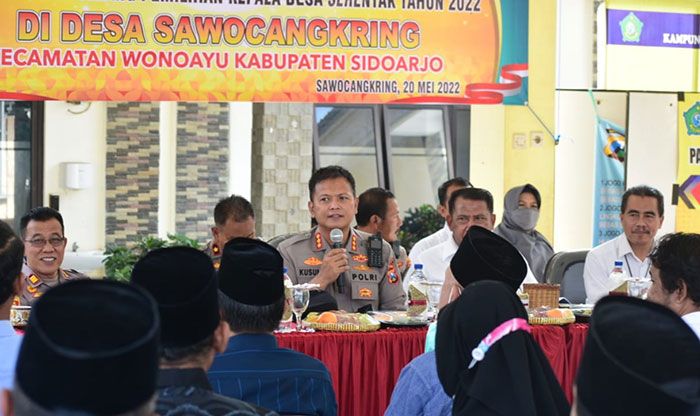 Jelang Pilkades Serentak, Kapolresta Sidoarjo Gelar Cangkrukan Kamtibmas di Wonoayu Jelang Pilkades Serentak, Kapolresta Sidoarjo Gelar Cangkrukan Kamtibmas di Wonoayu