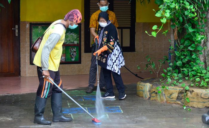 Menangkan Kasasi MA, Risma Bayar Nazar dengan Ngepel Lantai SDN Ketabang I/288 Surabaya