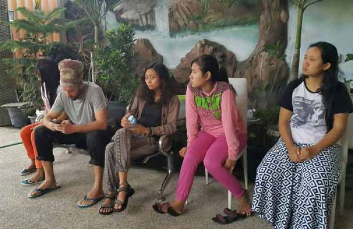 Razia Kos-kosan di Pacar Kembang, 3 Pasangan Kumpul Kebo dan Satu Bule Diamankan Razia Kos-kosan di Pacar Kembang, 3 Pasangan Kumpul Kebo dan Satu Bule Diamankan