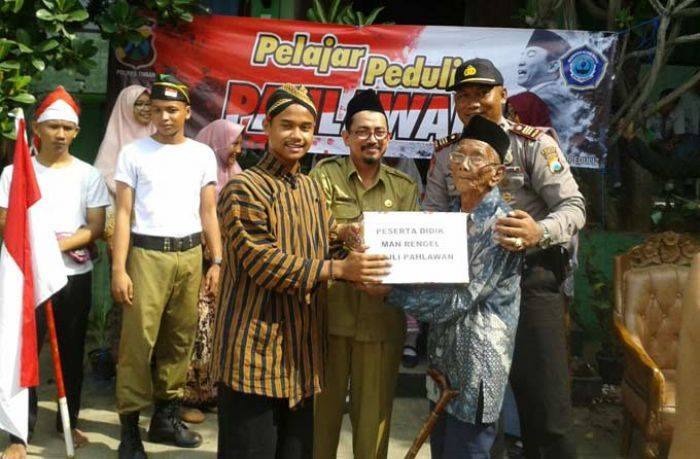 Polsek Rengel Ajak Pelajar Peduli Pahlawan: Sambangi Karsidi, Pelaku Pejuang Perang 10 November Polsek Rengel Ajak Pelajar Peduli Pahlawan: Sambangi Karsidi, Pelaku Pejuang Perang 10 November