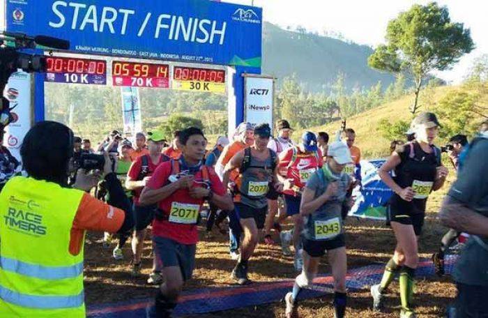 Ratusan Pelari Mancanegara Taklukkan Gunung Ijen, Berangkat Pukul 1 Dini Hari