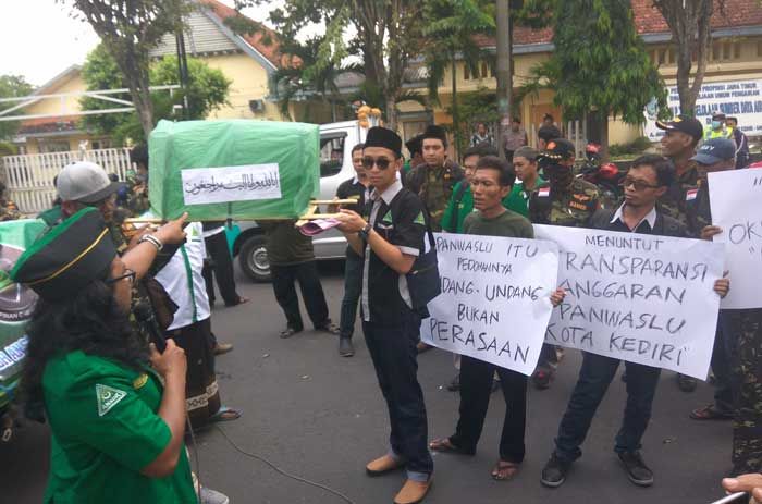 Tuntut Transparansi, Puluhan Massa GP Ansor Kediri Datangi Panwaslu Tuntut Transparansi, Puluhan Massa GP Ansor Kediri Datangi Panwaslu