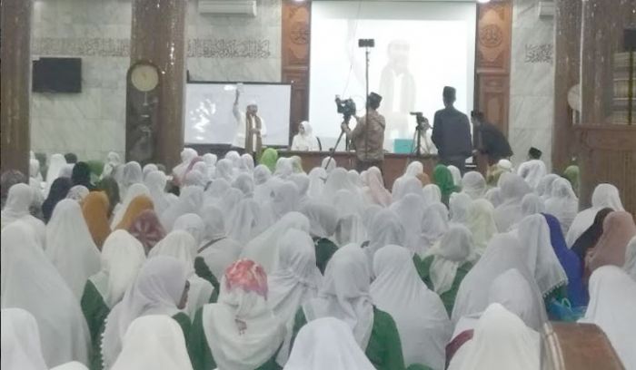 ​Ribuan Jemaah Hadiri Bedah Buku KH Taufiqul Hakim di Masjid Agung Sidoarjo