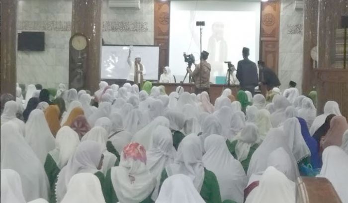 Ribuan Jemaah Hadiri Bedah Buku KH Taufiqul Hakim di Masjid Agung Sidoarjo Ribuan Jemaah Hadiri Bedah Buku KH Taufiqul Hakim di Masjid Agung Sidoarjo