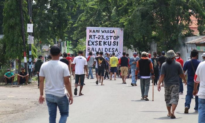 Bersenjatakan Bambu Runcing, Ratusan Warga Blokade Akses Desa Kemiri Sidoarjo Bersenjatakan Bambu Runcing, Ratusan Warga Blokade Akses Desa Kemiri Sidoarjo