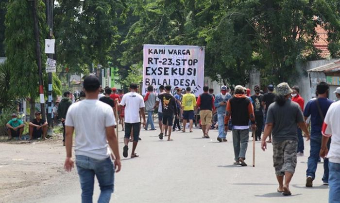 Bersenjatakan Bambu Runcing, Ratusan Warga Blokade Akses Desa Kemiri Sidoarjo