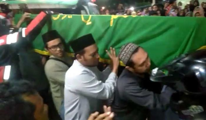 Proses Pemakaman Thoriq, Remaja yang Meninggal saat Mendaki Bukit Piramid Diiringi Ratusan Warga Proses Pemakaman Thoriq, Remaja yang Meninggal saat Mendaki Bukit Piramid Diiringi Ratusan Warga