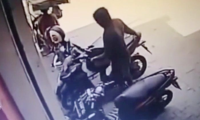 Aksi Curanmor di Minimarket Kediri yang Terekam CCTV Viral di Medsos Aksi Curanmor di Minimarket Kediri yang Terekam CCTV Viral di Medsos