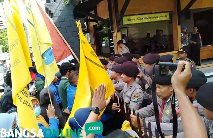 Demo Tuntut Tutup Karaoke, Mahasiswa di Kota Blitar Terlibat Saling Dorong dengan Petugas