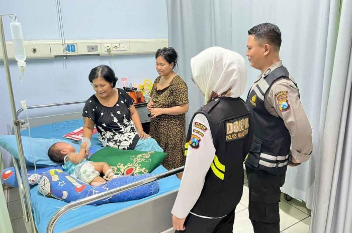 Gerak Cepat Sidokkes Polres Mojokerto Tangani Bayi Terjatuh di GOR Seni Mojopahit Gerak Cepat Sidokkes Polres Mojokerto Tangani Bayi Terjatuh di GOR Seni Mojopahit