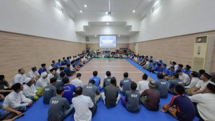 Ajak WBP Buka Puasa Bersama, Kalapas Kediri: Tumbuhkan Kebersamaan dan Kepedulian Ajak WBP Buka Puasa Bersama, Kalapas Kediri: Tumbuhkan Kebersamaan dan Kepedulian