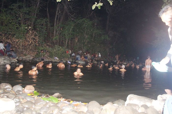 Malam 1 Suro, Ribuan Pengunjung Kungkum di Alas Srigati Ngawi