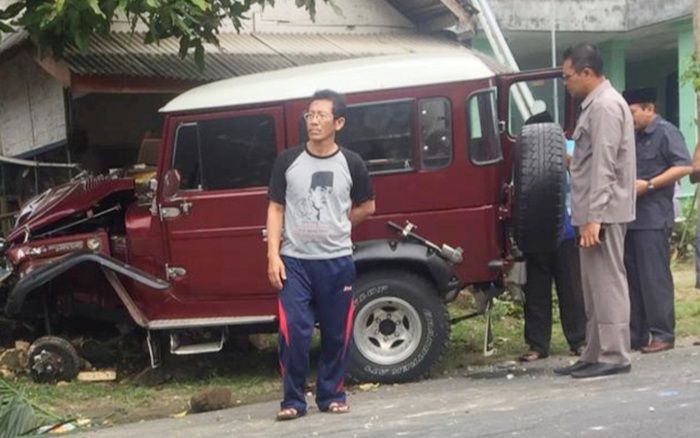 ​Pecah Ban, Mobil Jip Hantam 2 Motor Hingga Tewaskan 1 Orang di Blitar