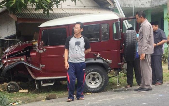 Pecah Ban, Mobil Jip Hantam 2 Motor Hingga Tewaskan 1 Orang di Blitar Pecah Ban, Mobil Jip Hantam 2 Motor Hingga Tewaskan 1 Orang di Blitar