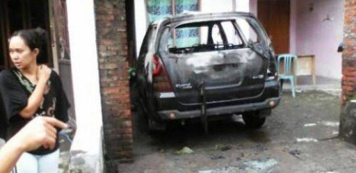 Mobil Dinas BLH Sidoarjo Dibakar Mobil Dinas BLH Sidoarjo Dibakar