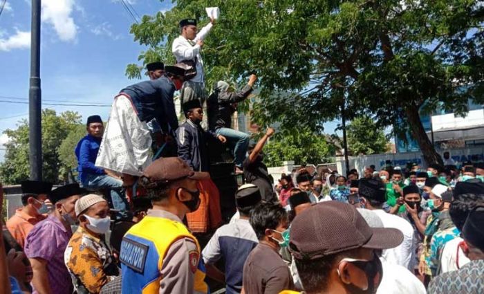 Demo Polres, Ribuan Santri Minta Kasus Penghinaan Terhadap Ketua PCNU Pamekasan Diusut Tuntas Demo Polres, Ribuan Santri Minta Kasus Penghinaan Terhadap Ketua PCNU Pamekasan Diusut Tuntas