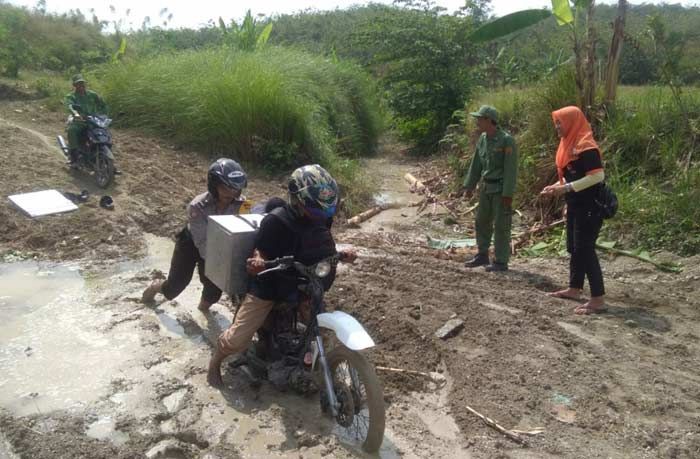 Jalan Rusak, Pengiriman Logistik Pemilu di Bojonegoro Terganggu