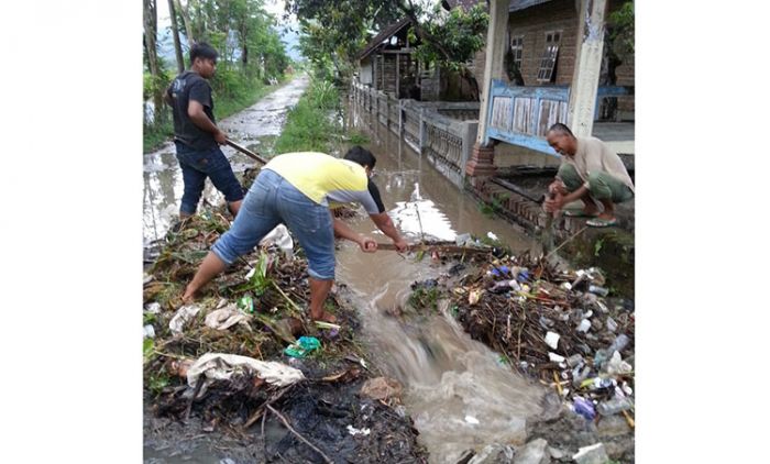 Antisipasi Bencana Banjir, Pemdes Duri Ponorogo Ajak Masyarakat Kerja Bakti Bersihkan Saluran Air