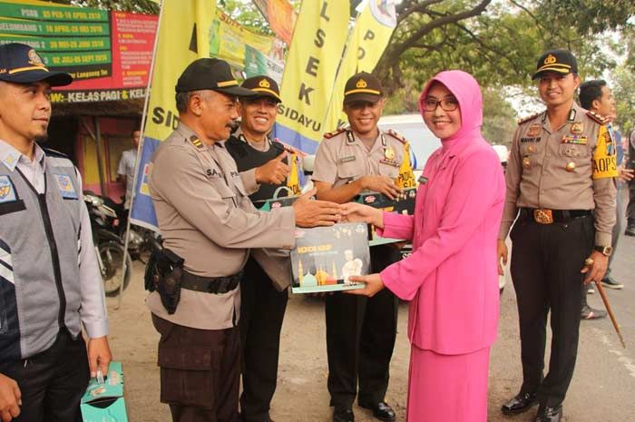 Kapolres Gresik Berikan Bingkisan kepada Petugas Pos Pam Lebaran Kapolres Gresik Berikan Bingkisan kepada Petugas Pos Pam Lebaran