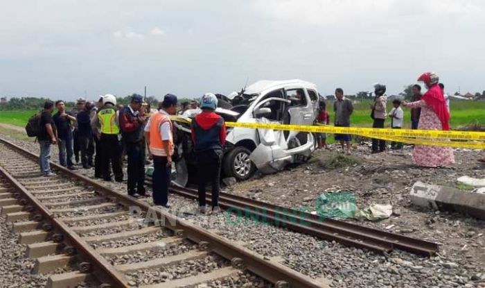 Mobil Tertabrak Kereta di Perlintasan KA Tanpa Palang Pintu Sidoarjo, Sopir Selamat Mobil Tertabrak Kereta di Perlintasan KA Tanpa Palang Pintu Sidoarjo, Sopir Selamat