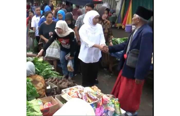 Kampanye Khofifah di Malang, Blusukan ke Pasar Tradisional Kampanye Khofifah di Malang, Blusukan ke Pasar Tradisional