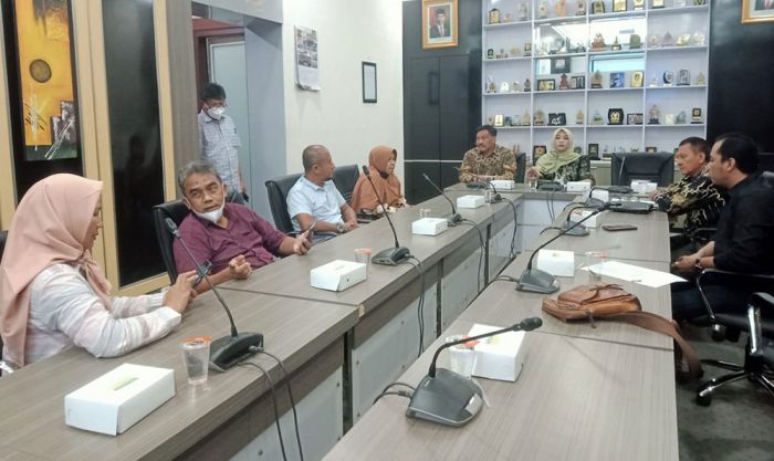 BK DPRD Gresik Mulai Gelar Sidang Aduan 2 Anggota Dalam Kasus Pernikahan Manusia dengan Kambing BK DPRD Gresik Mulai Gelar Sidang Aduan 2 Anggota Dalam Kasus Pernikahan Manusia dengan Kambing