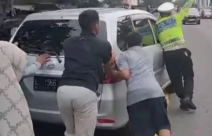 Satlantas Polres Lamongan Bantu Dorong Mobil Pemudik asal Surabaya yang Alami Gangguan