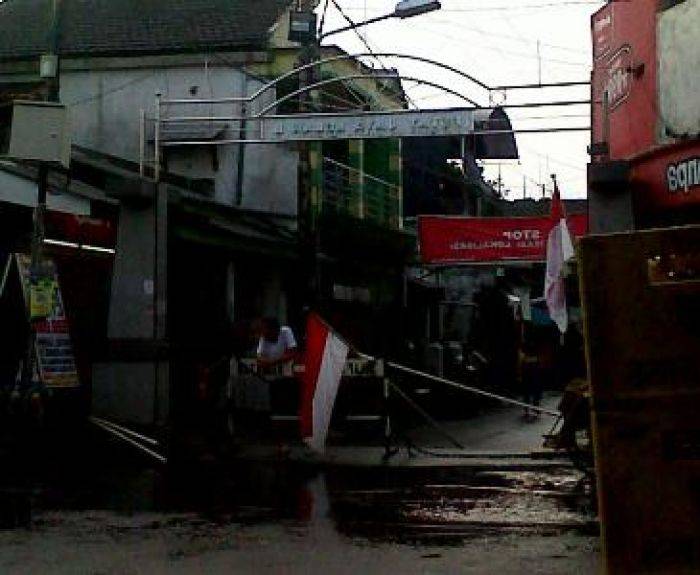 Pukul 06.00 wib, Warga Dolly Blokade Jalan Masuk Lokalisasi Pukul 06.00 wib, Warga Dolly Blokade Jalan Masuk Lokalisasi
