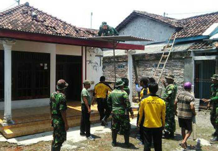 Puting Beling Sapu Desa Tambakrejo, Puluhan Rumah Porak-poranda Puting Beling Sapu Desa Tambakrejo, Puluhan Rumah Porak-poranda