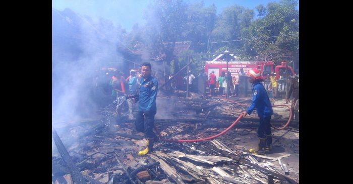 Regulator LPG Bocor, Dua Rumah di Benjeng Gresik Ludes Terbakar Regulator LPG Bocor, Dua Rumah di Benjeng Gresik Ludes Terbakar