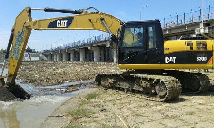 Tumpukan Sampah di Bengawan Solo Bojonegoro Dibersihkan Tumpukan Sampah di Bengawan Solo Bojonegoro Dibersihkan