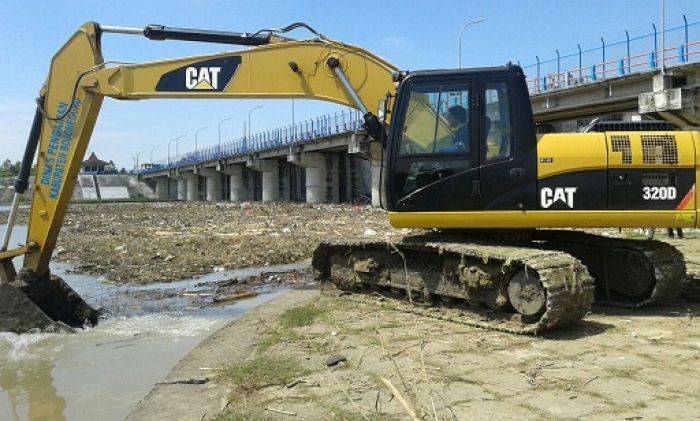 Tumpukan Sampah di Bengawan Solo Bojonegoro Dibersihkan