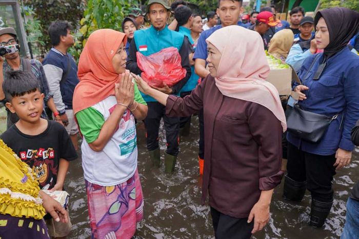 Tinjau Banjir di Waru, Khofifah Beri Solusi dan Salurkan Bantuan untuk Warga Terdampak Tinjau Banjir di Waru, Khofifah Beri Solusi dan Salurkan Bantuan untuk Warga Terdampak