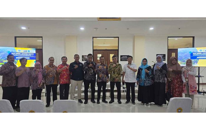 Rektor UTM Lepas 2 Dosen Berprestasi Rektor UTM Lepas 2 Dosen Berprestasi