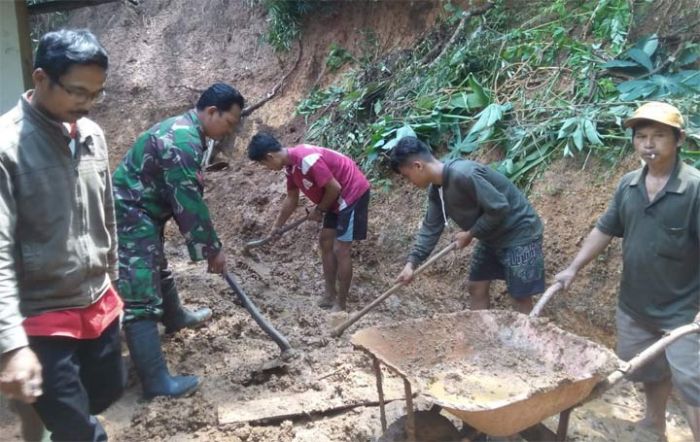 Diguyur Hujan Deras, Tebing di Desa Kalikuning Pacitan Melorot