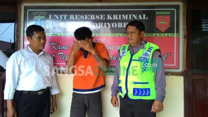 Sakit Hati Ibu Diusir, Warga Driyorejo Gresik Gergaji Kakak Kandungnya Sendiri Sakit Hati Ibu Diusir, Warga Driyorejo Gresik Gergaji Kakak Kandungnya Sendiri