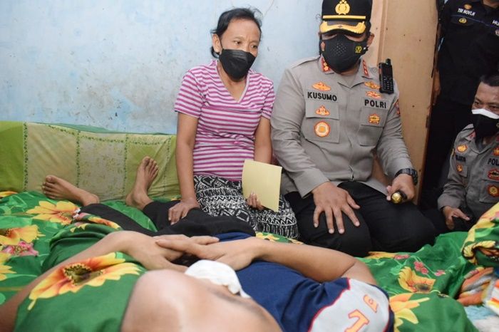 Prihatin, Kapolresta Sidoarjo Jenguk Warga Penderita Tumor Mata di Krian Prihatin, Kapolresta Sidoarjo Jenguk Warga Penderita Tumor Mata di Krian
