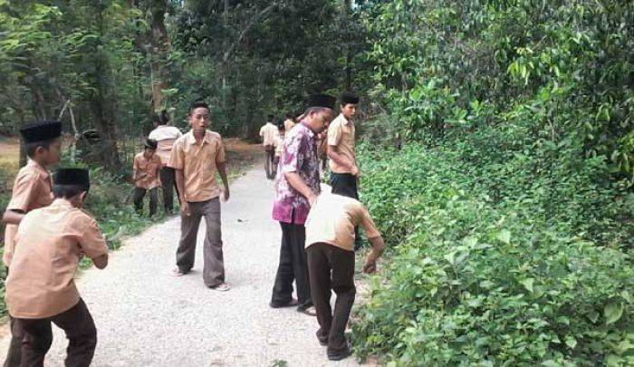 Tanamkan Disiplin, Siswa MTs Nurul Jadid Sumenep Diwajibkan Bersih-bersih