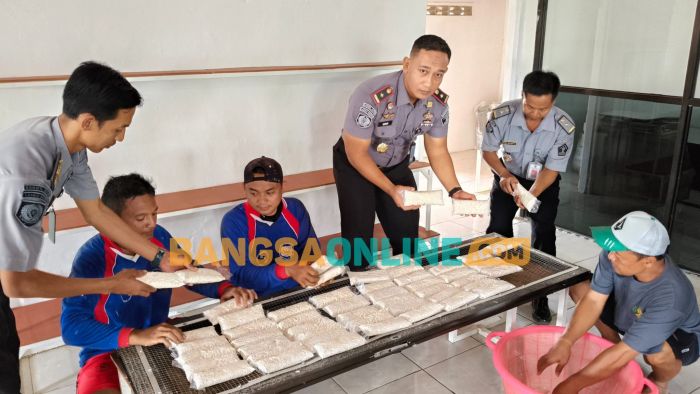 11 Warga Binaan Lapas Kelas IIA Kediri Jalani Asimilasi di Lereng Gunung Klotok 11 Warga Binaan Lapas Kelas IIA Kediri Jalani Asimilasi di Lereng Gunung Klotok