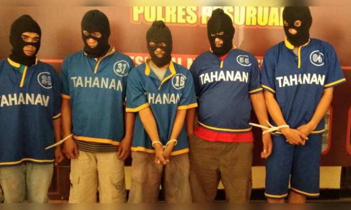 Makelar Togel Tertangkap Polisi di Warung Makelar Togel Tertangkap Polisi di Warung