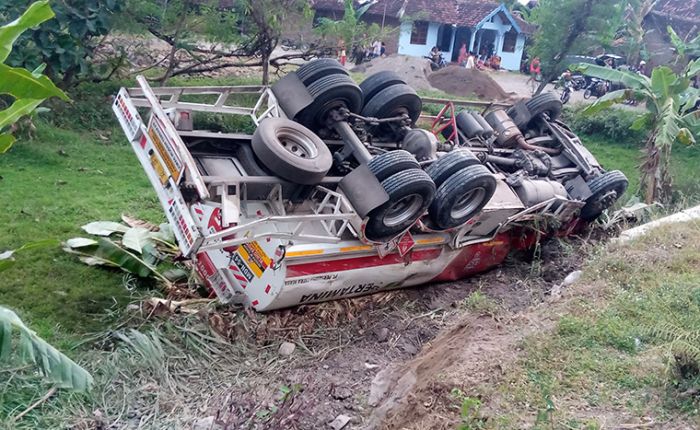 Diduga Ban Selip, Truk Tangki Pertamina Terguling Hingga Masuk Sawah Diduga Ban Selip, Truk Tangki Pertamina Terguling Hingga Masuk Sawah