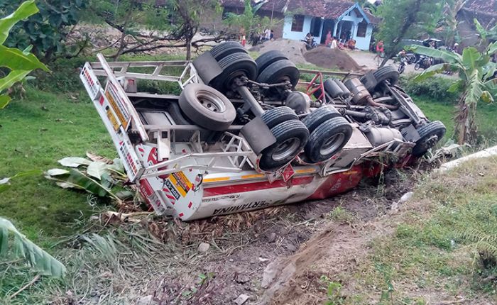 Diduga Ban Selip, Truk Tangki Pertamina Terguling Hingga Masuk Sawah