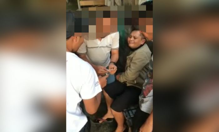 Ditangkap Polisi, Pengedar Narkoba Menangis Saat Digeledah Ditangkap Polisi, Pengedar Narkoba Menangis Saat Digeledah
