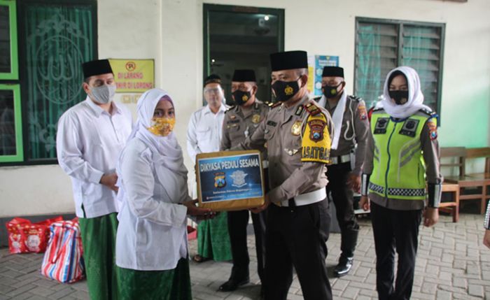 Peringati HSN 2020, Satlantas Polres Bojonegoro Bagi-Bagi Masker ke Para Santri Peringati HSN 2020, Satlantas Polres Bojonegoro Bagi-Bagi Masker ke Para Santri