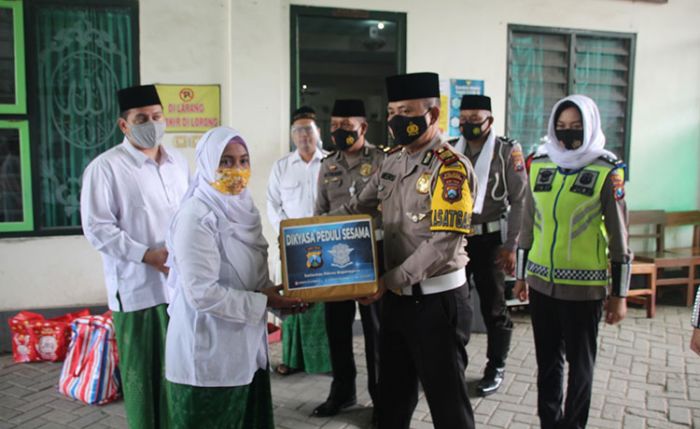 Peringati HSN 2020, Satlantas Polres Bojonegoro Bagi-Bagi Masker ke Para Santri