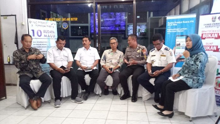 Jalan Pantura Tuban Diperbaiki dengan Sistem Tambal Sulam Jalan Pantura Tuban Diperbaiki dengan Sistem Tambal Sulam
