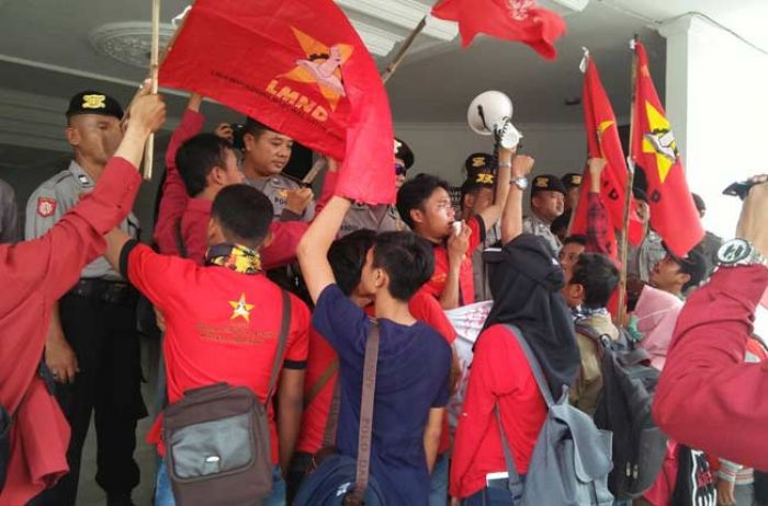 LMND Tuban Demo Gedung Dewan, Tolak Kenaikan Harga BBM, TDL dan STNK