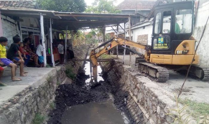 Sering Meluber ke Rumah Warga, Saluran Irigasi Bekacak Dikeruk Sering Meluber ke Rumah Warga, Saluran Irigasi Bekacak Dikeruk