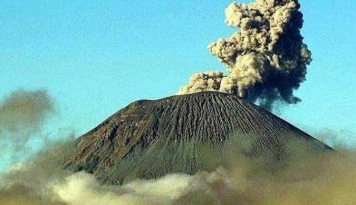 Gunung Semeru Letupkan 56 Letusan